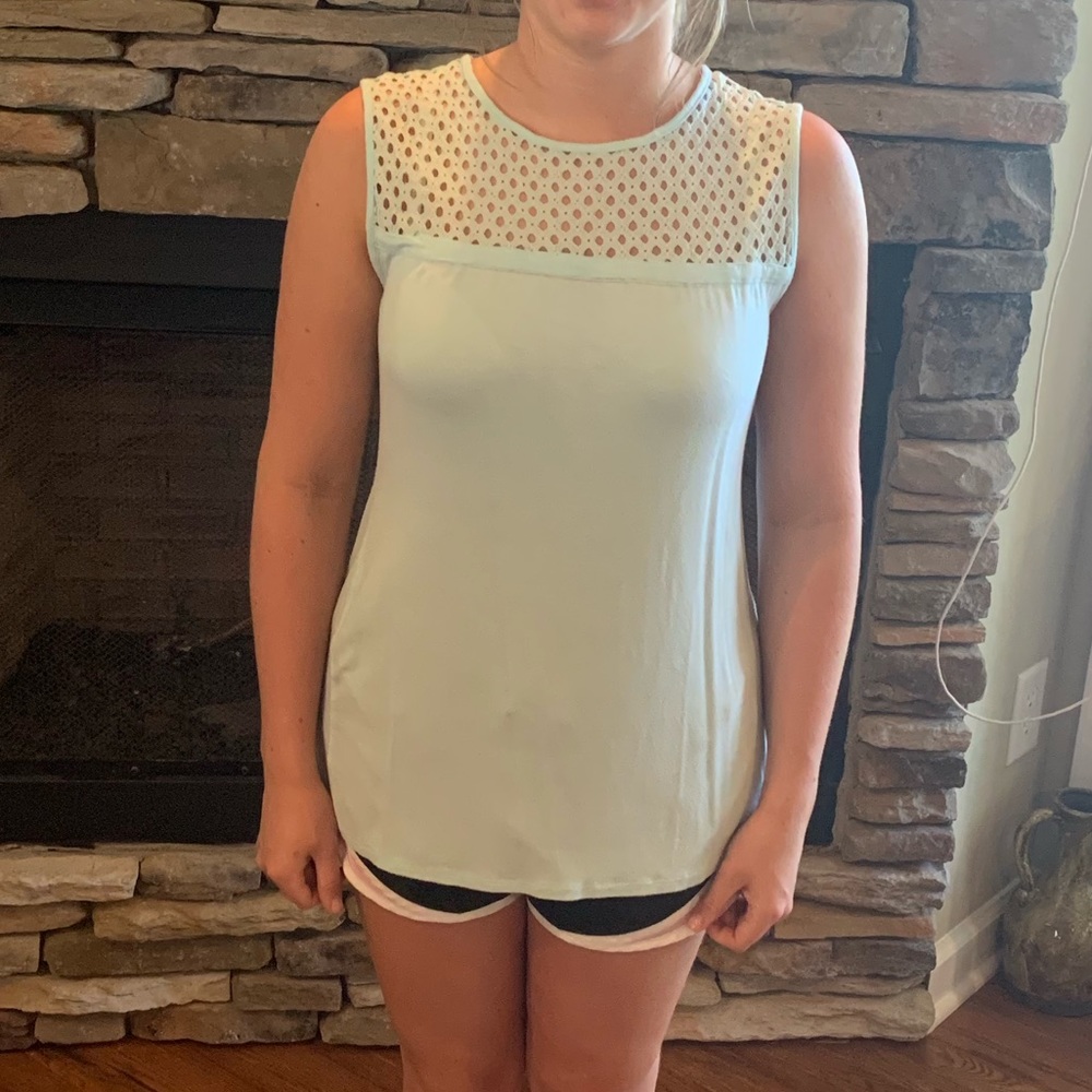 Lace patterned tank - Picture 2 of 4